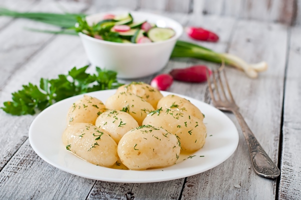 young boiled potatoes with butter and dill on a white plate 1 - Молодой картофель отварной