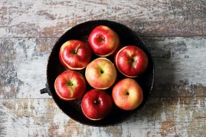 apples before baking baked apples with cinnamon and honey selective focus - Яблоки, запечённые с начинкой