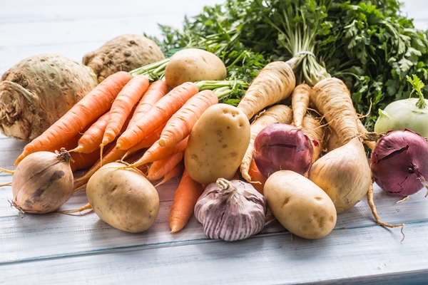 assortment of fresh vegetables on wooden table carrot parsnip garlic celery onion and kohlrabi - Морковный суп с зелёным соусом