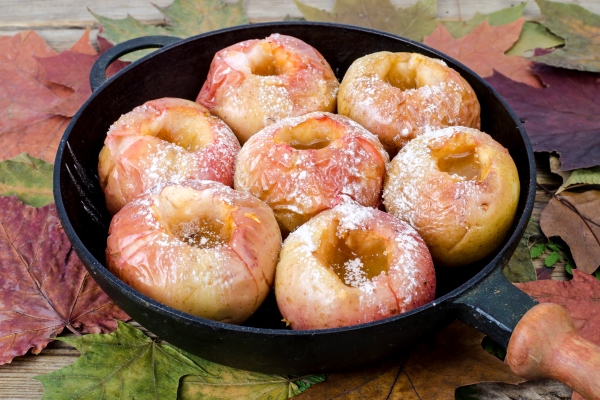 baked apples with sugar autumn dish dessert studio photo - Оладьи из печёных яблок