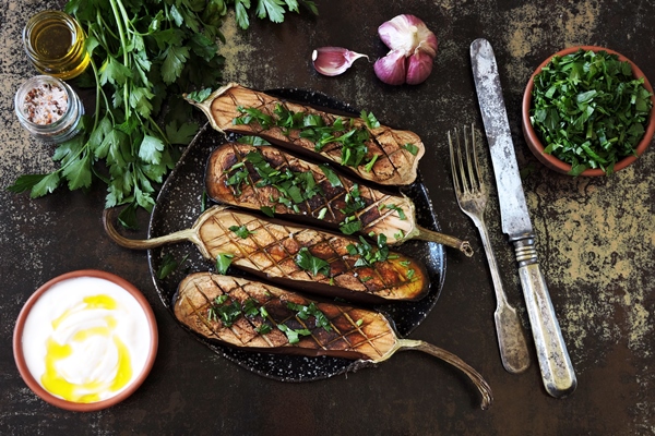 baked eggplant with olive oil and herbs - Постное пюре из фасоли и баклажанов