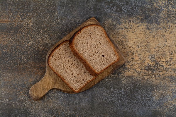 black toast bread on wooden board - Бутерброды с авокадо, лососем и кунжутом