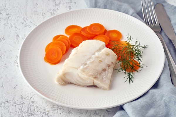 boiled codfish with carrot and dill on white plate - Варёная морковь