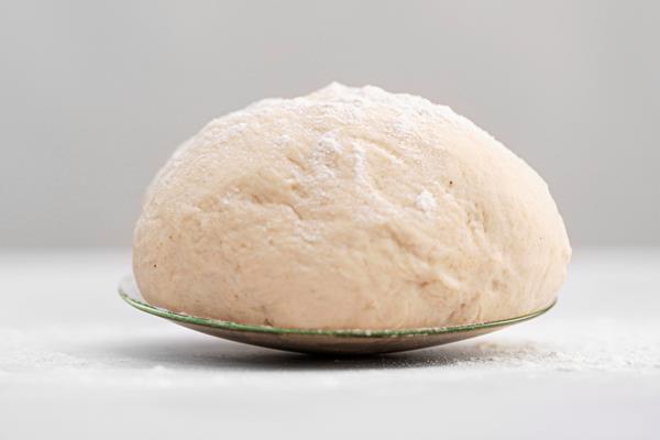 bread dough on plate - Пирог "Рождественский венок"