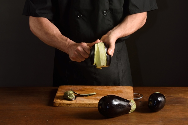 chef cutting eggplant - Канапе с баклажанными рулетиками и постным паштетом