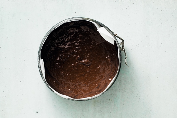 chocolate batter ready to bake in a baking dish - Постный кекс с черносливом