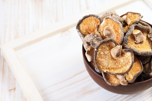 close up dried shiitake mushrooms wooden background - Грибная лапша без масла