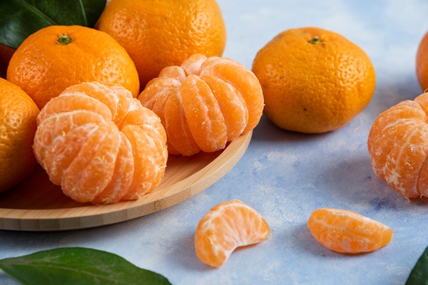 close up of fresh organic mandarins - Постный салат с мандаринами