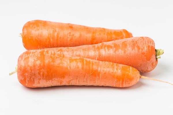 close up of three carrots - Постная лазанья с чечевицей