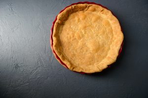 close up photo of baked tart dough - Киш с сёмгой и шпинатом постный