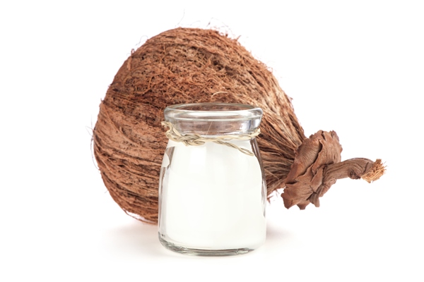 coconut and oil in the glass bottle isolated on white background 1 - Тосты с кокосовым кремом и ягодами