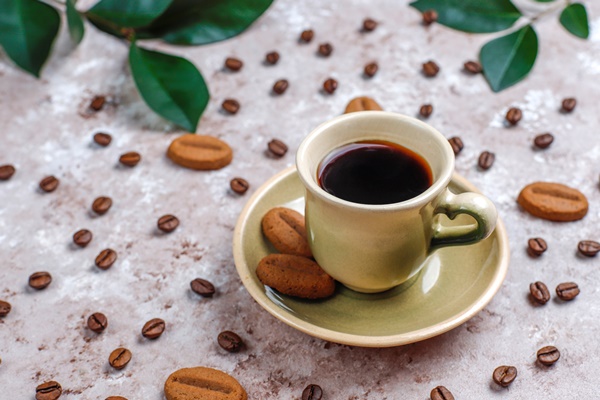 composition with roasted coffee beans and coffe bean shaped cookies - Кофейное печенье