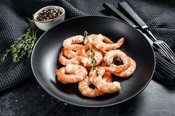 cooked peeled king prawns shrimps on a plate top view - Пряный рис с креветками, постный стол