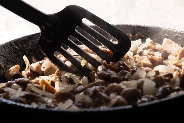 cooking fried mushrooms with onions stir mushrooms - Постные голубцы