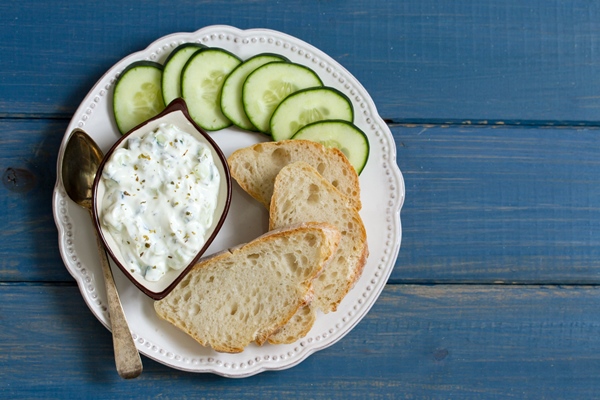 cucumber dip with bread on plate - Постный майонез с огурцами