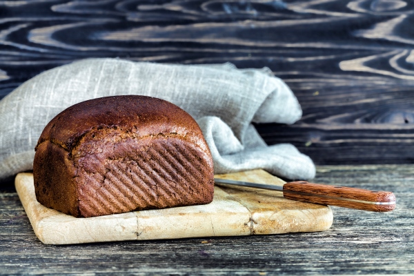 dark bread and knife - Бутерброды с огурцом, лососем и кешью-массой