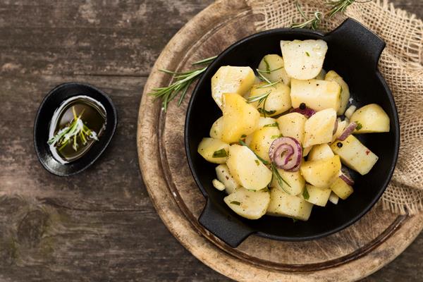 delicious meal with potatoes and onion - Экспресс-картофель