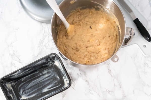 flat lay scooping banana bread batter into a muffin pan to bake muffins - Итальянский рождественский пирог "Панфорте"