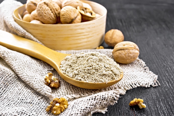 flour walnut in spoon on burlap - Постные конфеты «Рафаэлло»
