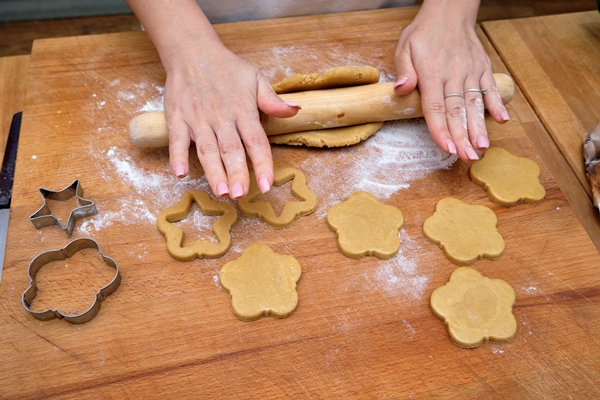 food woman making homemade biscuits on a kitchen s wooden desktop 1 - Рождественское печенье "Шпитцбубен"