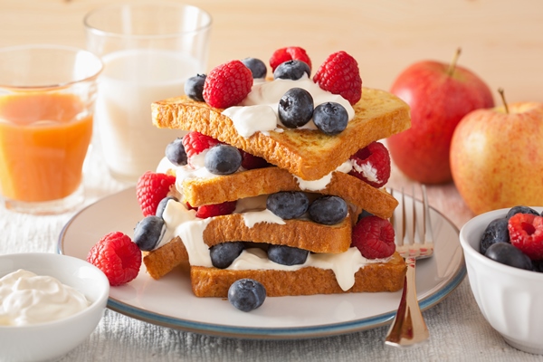 french toasts with creme fraiche and berries for breakfast - Тосты с кокосовым кремом и ягодами
