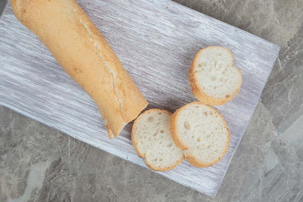 fresh baguette slices on wooden board high quality photo - Тосты с кокосовым кремом и ягодами