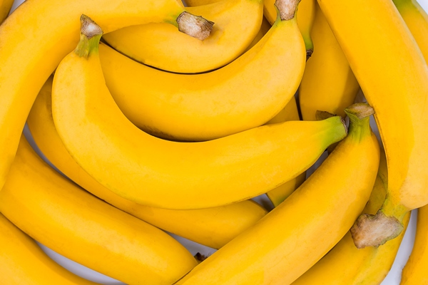 fresh banana yellow background closeup of a bundle of bananas - Бананы в карамели