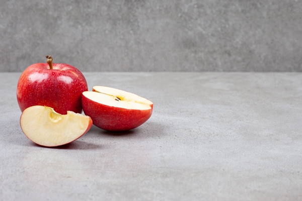 fresh organic apples whole or sliced red apples on grey table - Чай с фруктами и корицей
