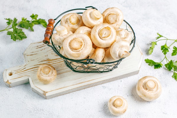 fresh organic white mushrooms champignon - Постный салат из кальмаров