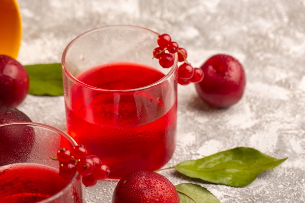 front close view red plum juice with fresh plums on the light surface - Постный ягодно-шоколадный десерт с хлопьями