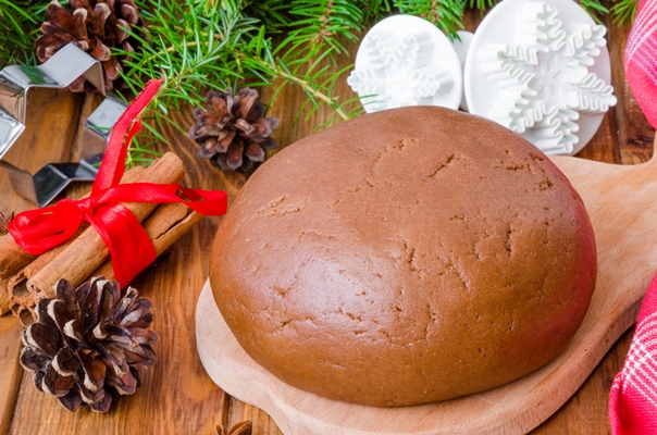 gingerbread dough for christmas cookies and happy new year - Постные прянички из битого теста