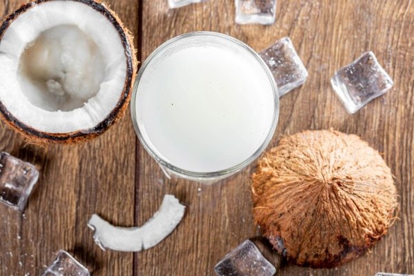glass of coconut milk with fresh coconut and ice on a brown wooden background 584546 11197 - Шоколадный постный соус