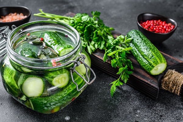 green salted cucumbers canned vegetables - Постный огуречный соус с луком