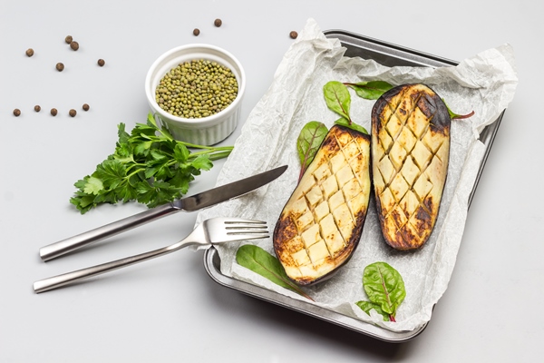 grilled baked eggplants on pallet fork and knife mash in bowl and parsley sprigs - Постное пюре из фасоли и баклажанов