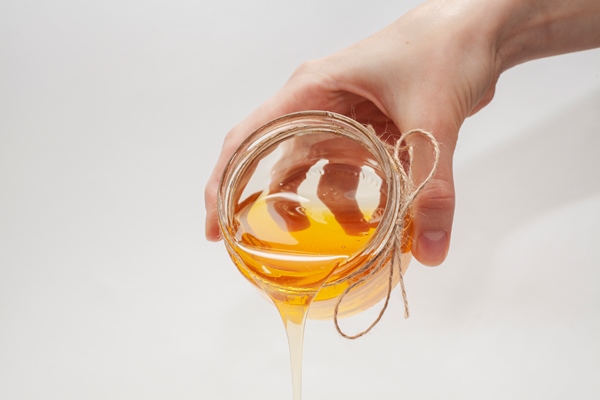 hand pouring honey from a jar - Кофейный пирог