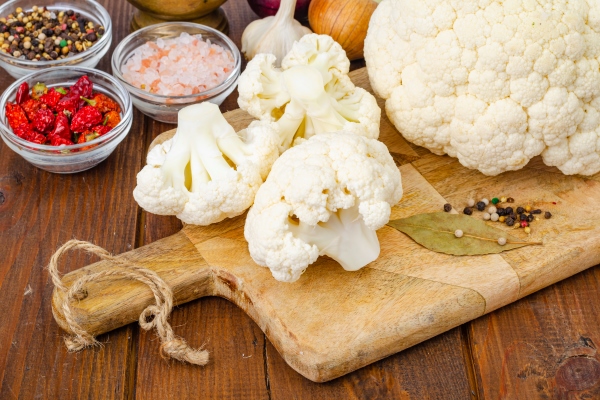 head of cabbage fresh organic cauliflower on wooden surface spices - Цветная капуста с креветками, постный стол