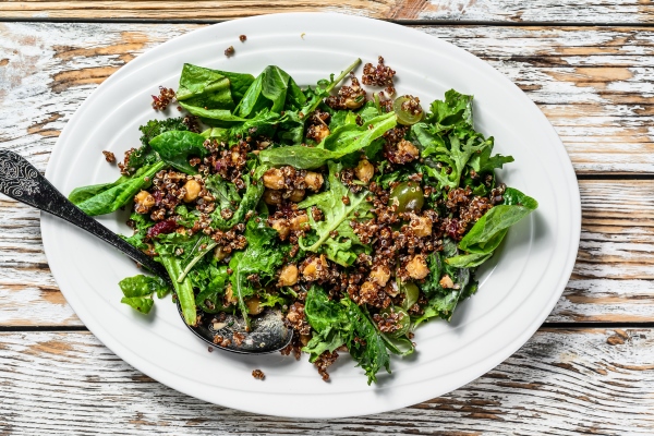 healthy salad with spinach quinoa and roasted vegetables - Тыква, запечённая с киноа, постный стол