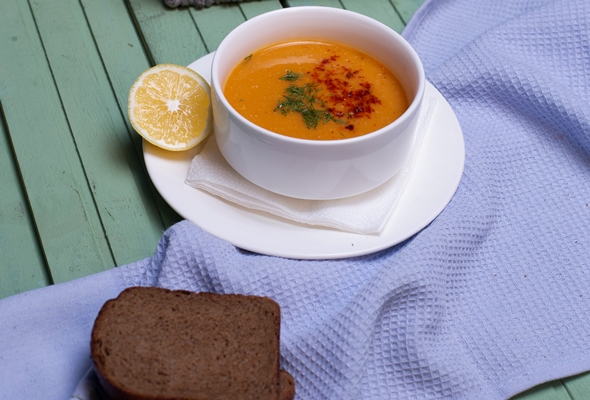 lentil soup with lemon and bread - Чечевичный суп с оливками