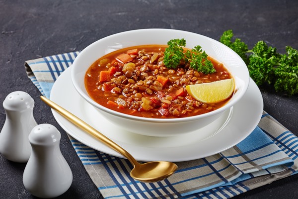 lentil soup with vegetables and lemon wedges - Чечевичный суп с оливками