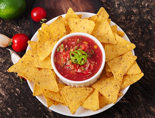 mexican nacho chips and salsa dip in bowl - Постные тако с фасолью и овощами