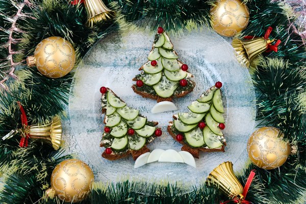 new year sandwiches from black bread cheese and cucumbers in the form of a christmas tree decorated berries 1 - Новогодние бутерброды "Ёлочка"