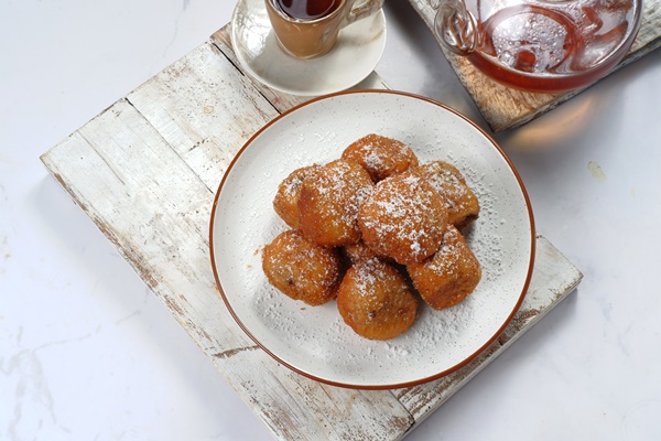 oliebollen or sugared fried fritters traditional dutch pastry - Голландские пончики (oliebollen)