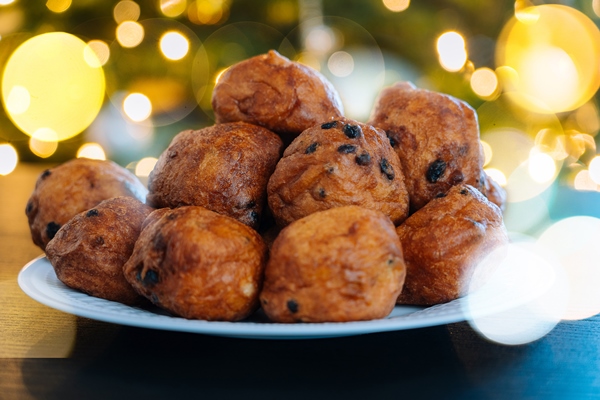 oliebollen traditional dutch pastry for new years eve with sparkles oil dumpling or fritter with - Голландские пончики (oliebollen)