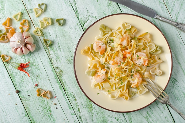 pasta in cream sauce with shrimp on a plate 1 - Постные макароны с креветками и чесноком