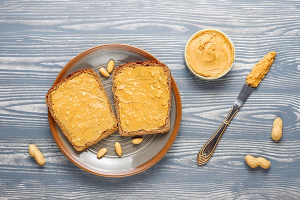 peanut butter sandwiches or toasts with raspberry jam 1 1 - Бутерброды с арахисовым маслом и малиновым джемом