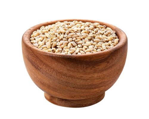 pearl barley in wooden bowl isolated on white - Перловая каша с постным маслом