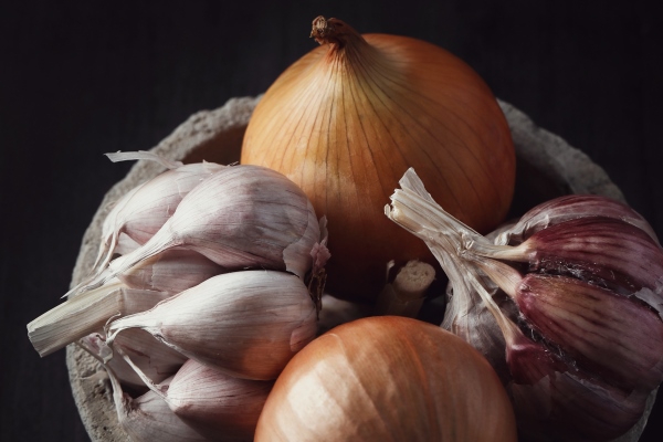 raw and cutting onions and garlic - Картошка с зеленью и томатом, постный стол