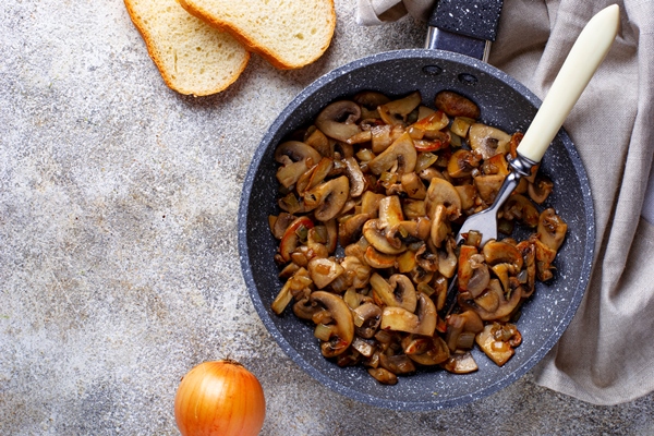 roasted mushrooms champignons in pan - Постная запеканка с картофелем, грибами, капустой