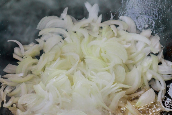 roasting onion in a cauldron - Постный грибной крамбл