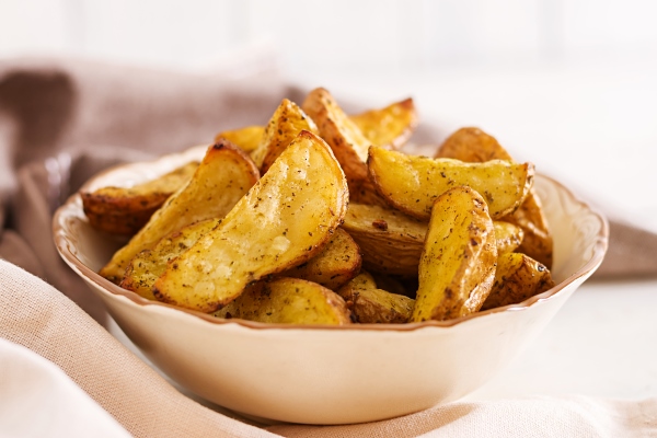ruddy baked potato wedges with garlic - Печёный картофель с пряностями